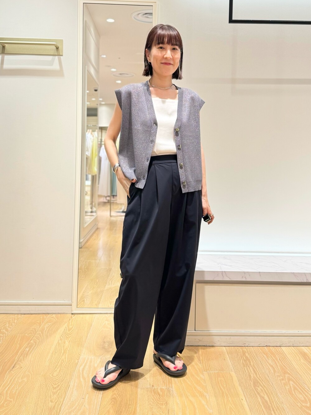 ブラック系のその他パンツ、ブラック系のサンダル、グレー系のベストを着用したレディースの夏コーディネートの4枚目の写真