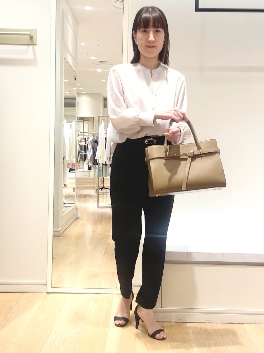 「パンツコーデ、パンツスタイル、シャツスタイル、とろみシャツ、バッグ、オフィスカジュアル、オフィススタイル、オフィスコーデ、ベーシック/シンプル、ベルト、大人カジュアル、大人女子、シンプル」｜「NOLLEY’S Sophiのリバーシブルベルト（ベルト、ブラック系）」を使った、yamaguchiさん（レディース・163cm）の春コーディネートの10枚目の写真