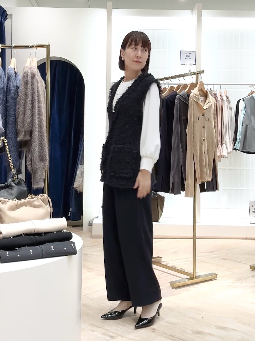 「ベスト、フリンジ、ジレ、ジレスタイル、ニットベスト、ツイード、ワントーンコーデ、フォーマル、フォーマル/セレモニー、セレモニーコーデ、オケージョン、お出かけコーデ、七五三、オフィスカジュアル、レイヤードスタイル」｜「NOLLEY’Sの《セットアップ対応》ウォッシャブルダブルクロスワイドパンツ（その他パンツ、ブルー系）」を使った、yamaguchiさん（レディース・163cm）の秋コーディネートの7枚目の写真