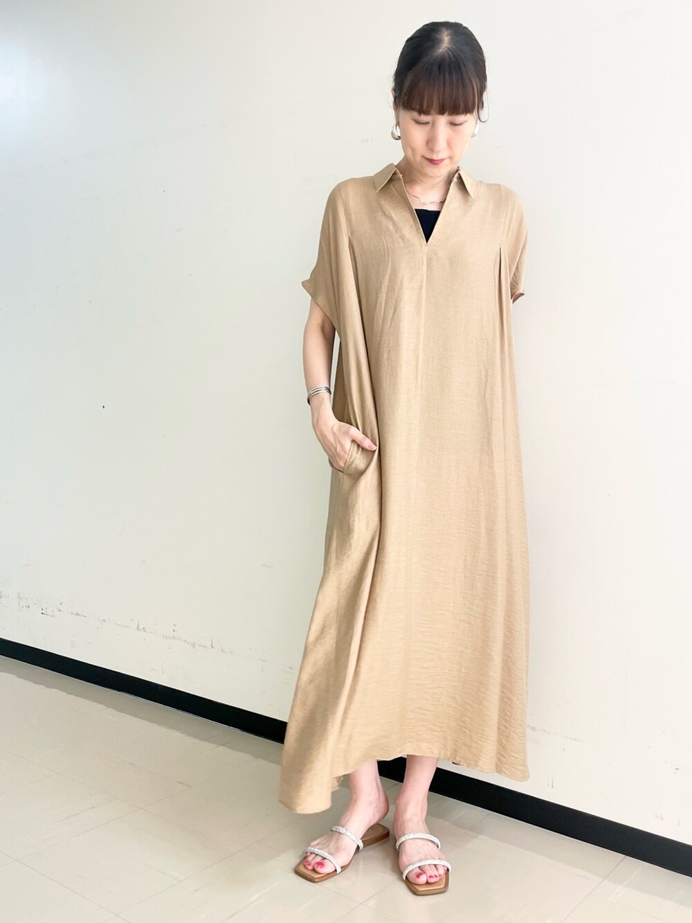 「ワンピース、ワンピーススタイル、シャツワンピ、ベーシュ、ビルケンシュトック、ビーサン、スキッパー、夏コーデ、楽チンコーデ、ワントーンコーデ、夏服コーデ、シンプルコーデ」｜「BIRKENSTOCKのアイテム（ビーチサンダル、ブラック系）」を使った、yamaguchiさん（レディース・163cm）の夏コーディネートの4枚目の写真
