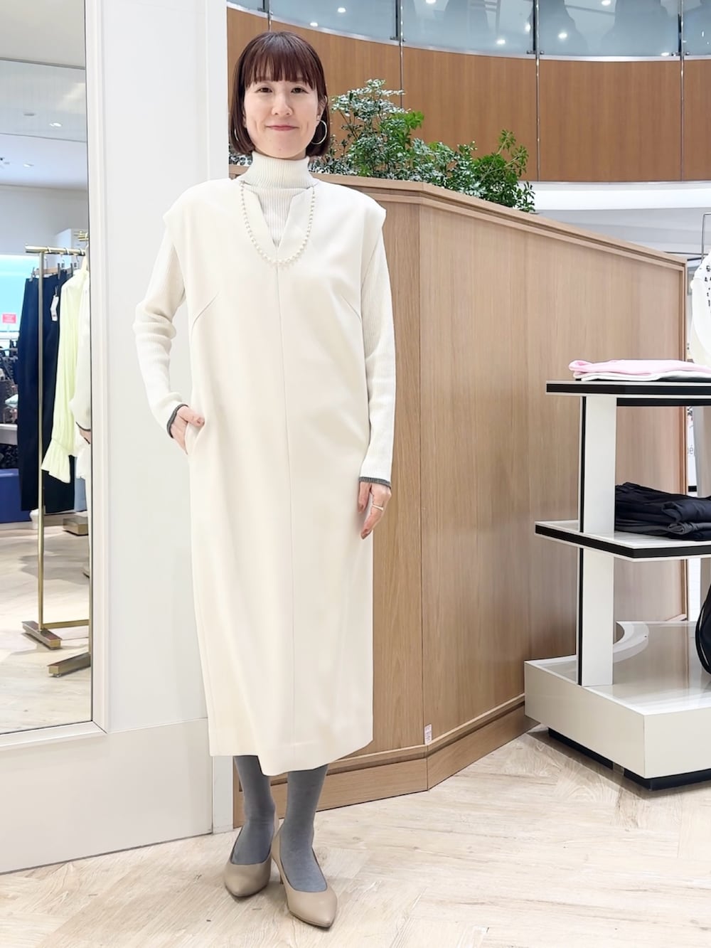 ホワイト系のその他トップス、ホワイト系のワンピース、ホワイト系のネックレスを着用したレディースの冬コーディネートの3枚目の写真