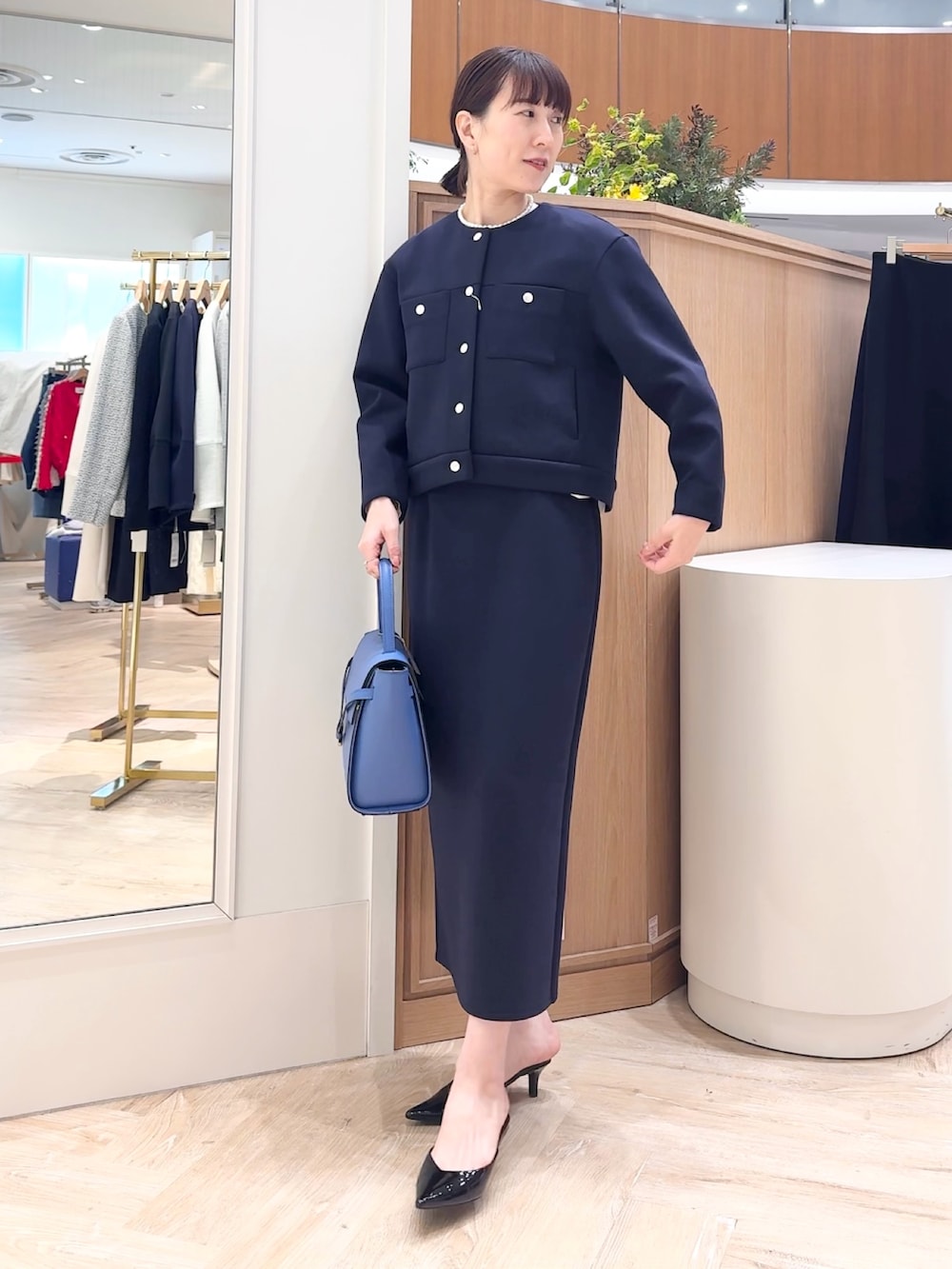 「シンプル、オトナ女子、通勤コーデ、セレモニーコーデ、大人ファッション、セットアップ、入学式、卒業式、オケージョン、スーツ、スーツスタイル、ネイビー、タイトスカート」｜「NOLLEY’Sのクロスベルトカブセバッグ（ショルダーバッグ、ブルー系）」を使った、yamaguchiさん（レディース・163cm）の冬コーディネートの5枚目の写真