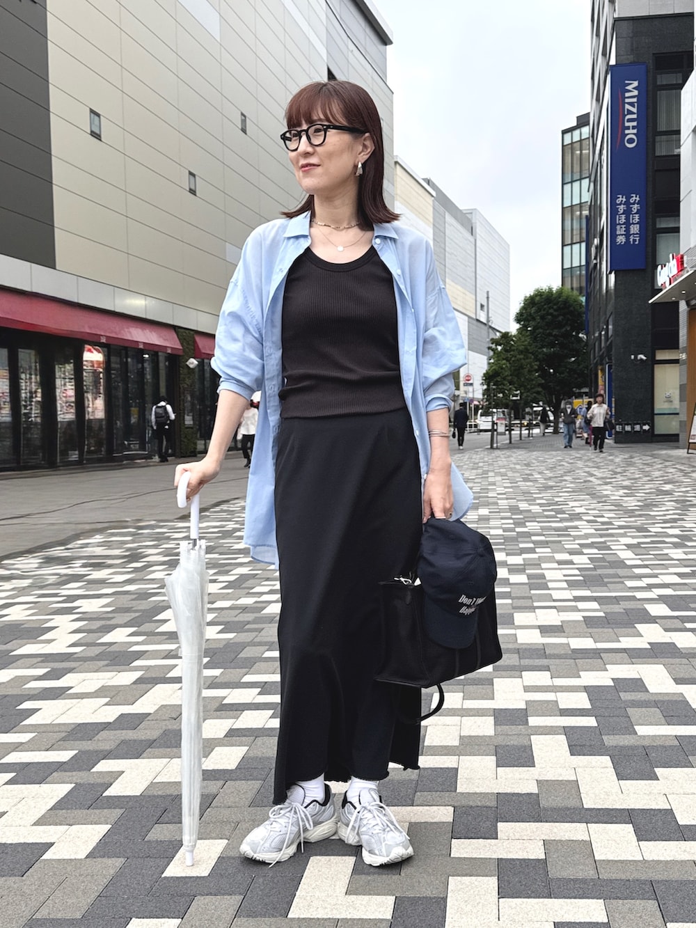 「青シャツ、青シャツコーデ、シャツ、シャツスタイル、シャツコーデ、シャツ好き集まれ、シャツ/ブラウス、雨の日コーデ、トートバッグ」｜「NOLLEY’Sの◇【WEB限定】MY STANDARD シアーシャツ（シャツ/ブラウス、ブルー系）」を使った、yamaguchiさん（骨格ナチュラル・レディース・163cm）の夏コーディネートの8枚目の写真