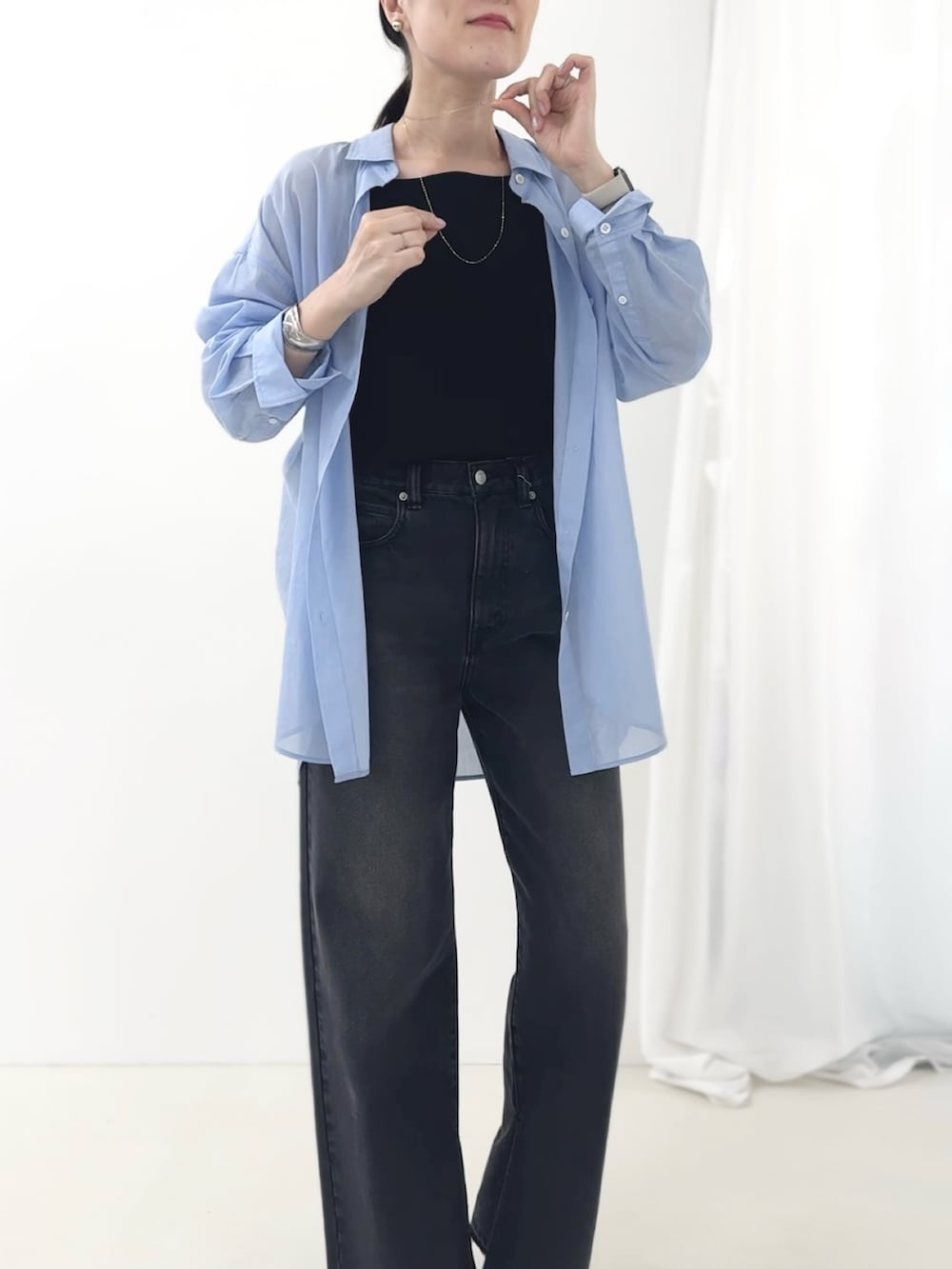 ブラック系のタンクトップ、ブルー系のシャツ/ブラウス、グレー系のデニムパンツを着用したレディースの夏コーディネートの8枚目の写真