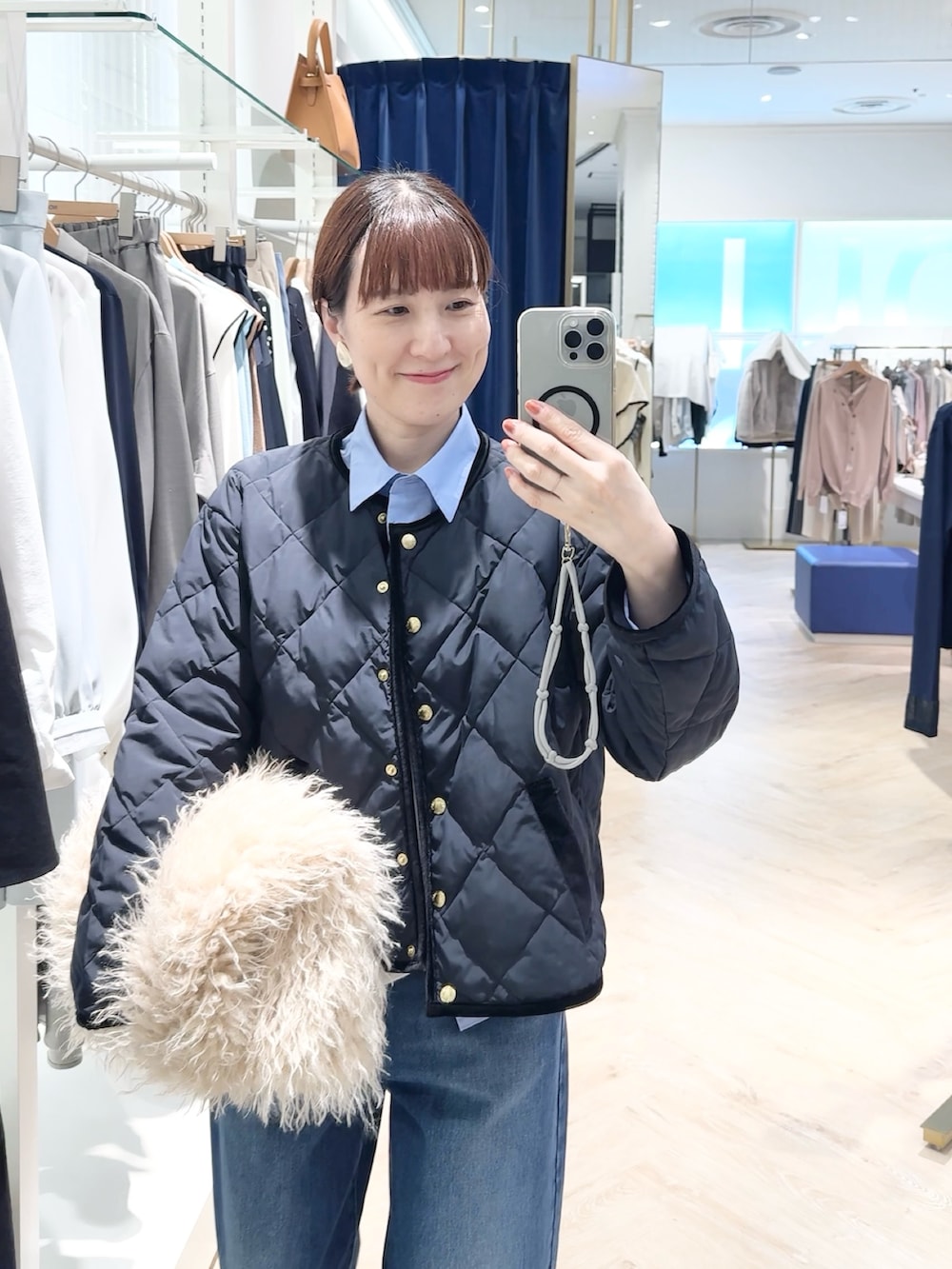 ブルー系のダウンジャケット/コート、ブルー系のデニムパンツ、ブルー系のシャツ/ブラウスを着用したレディースの秋コーディネートの2枚目の写真