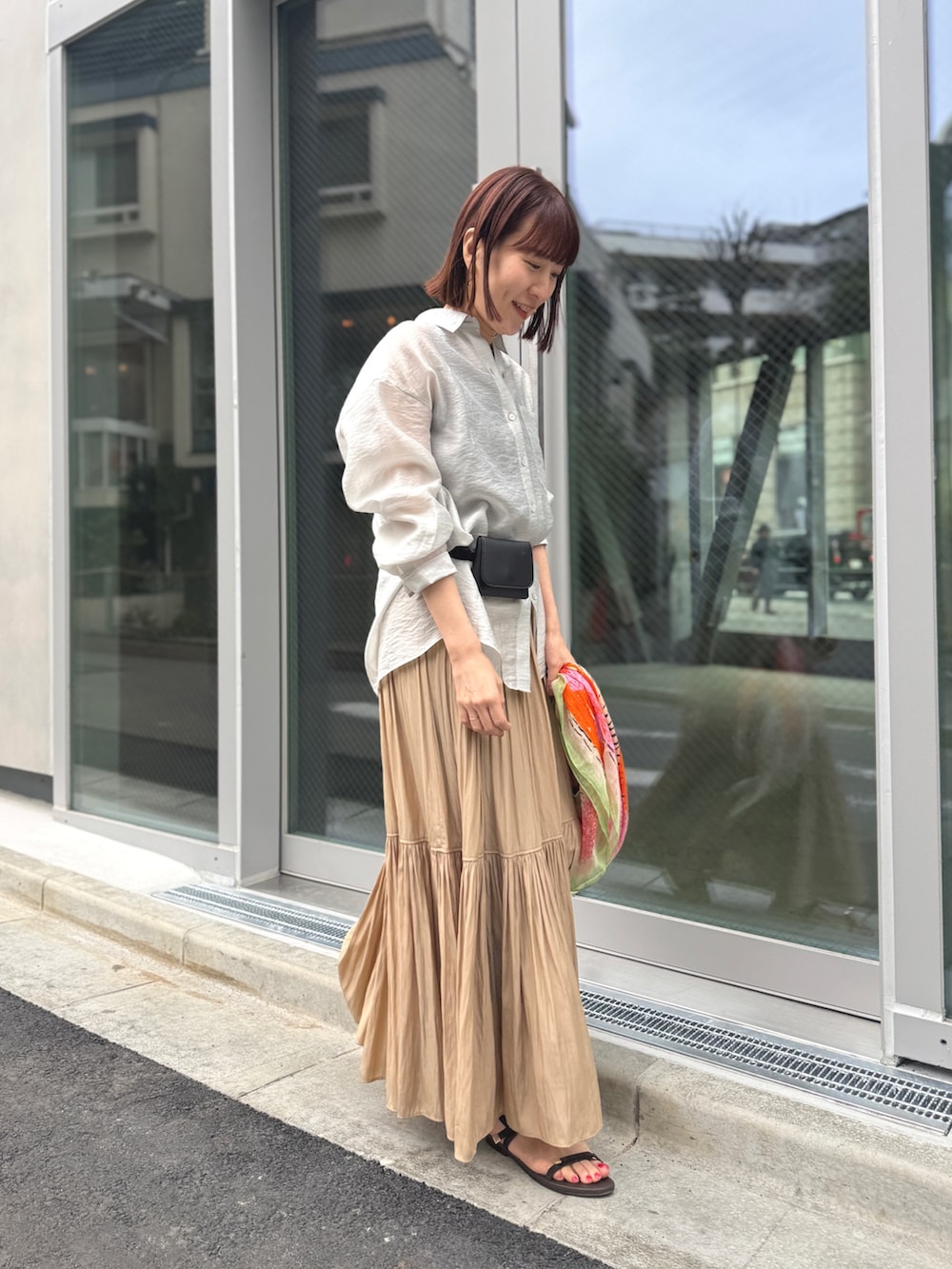 グレー系のシャツ/ブラウス、ブラウン系のタンクトップ、ブラウン系のサンダルを着用したレディースの春コーディネートの6枚目の写真