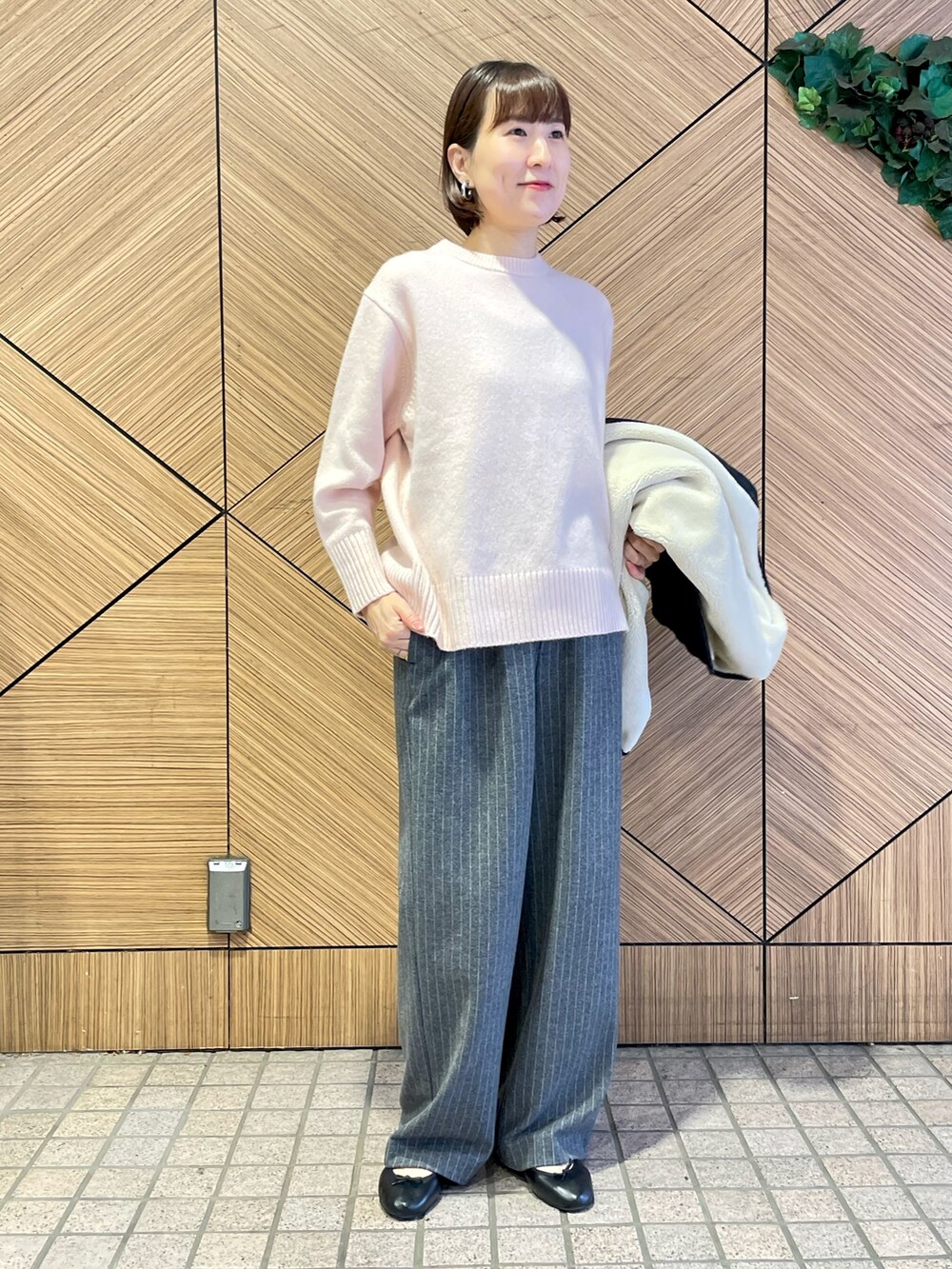 「アウター、コート、ダウンジャケット、ダウン、キルティング、リバーシブル、ボア、黒、パンツスタイル、ニット、冬コーデ、バレエシューズ」｜「TAIONの◇【WEB限定】【TAION/タイオン】ノーカラーボアコート(リバーシブル)（ダウンジャケット/コート、ホワイト系）」を使った、yamaguchiさん（レディース・163cm）の秋コーディネートの3枚目の写真