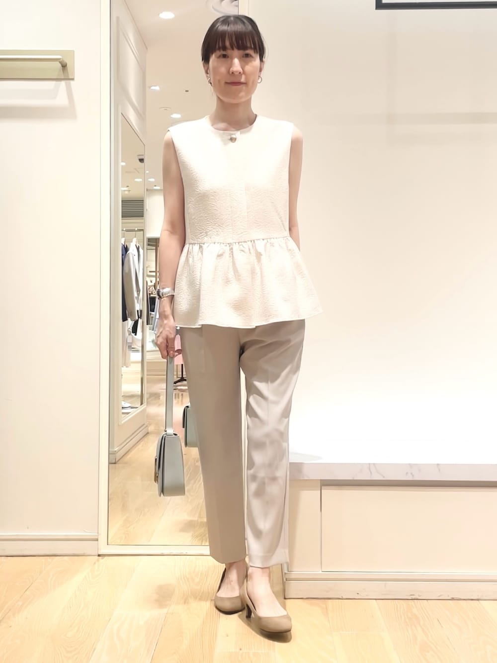 「ジレスタイル、ジレ、ぺプラムトップス、ペプラム、ワントーンコーデ、淡色コーデ、パンツスタイル、タックパンツ、お出かけコーデ、きれいめカジュアル」｜「NOLLEY’S Sophiのウォッシャブルツイルインゴムパンツ（その他パンツ、ベージュ系）」を使った、yamaguchiさん（レディース・163cm）の春コーディネートの9枚目の写真