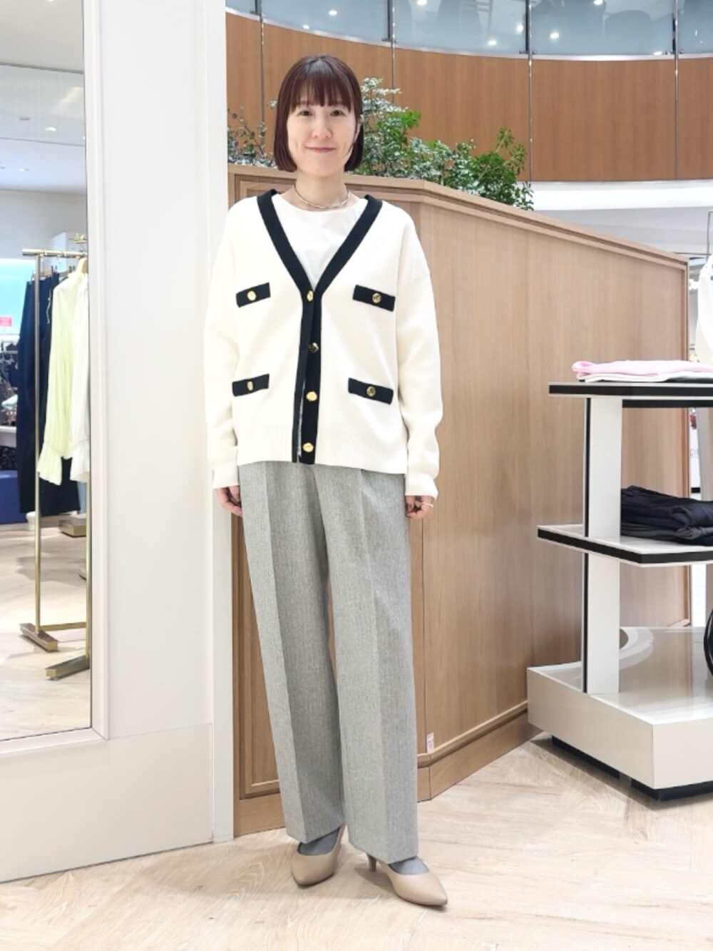 グレー系のその他パンツ、ホワイト系のシャツ/ブラウス、ホワイト系のカーディガン/ボレロを着用したレディースの冬コーディネートの4枚目の写真