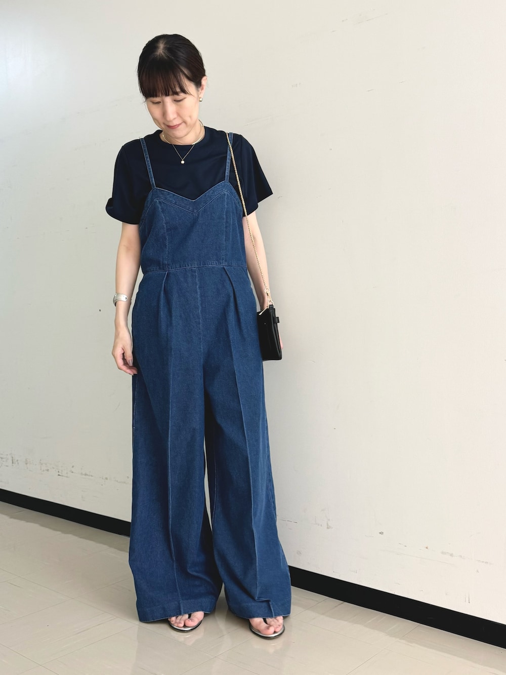 「デニム、デニムコーデ、デニムパンツ、サロペット、オールインワン、オールインワンサロペット、ワイドパンツ、ワントーン、Tシャツ、レイヤードスタイル、テーマパークコーデ、大人女子、オトナ女子」｜「NOLLEY’S SophiのW&W スムース Tシャツ（Tシャツ/カットソー、ブルー系）」を使った、yamaguchiさん（レディース・163cm）の夏コーディネートの10枚目の写真