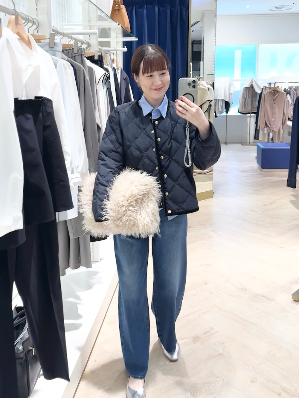 ブルー系のダウンジャケット/コート、ブルー系のデニムパンツ、ブルー系のシャツ/ブラウスを着用したレディースの秋コーディネートの3枚目の写真