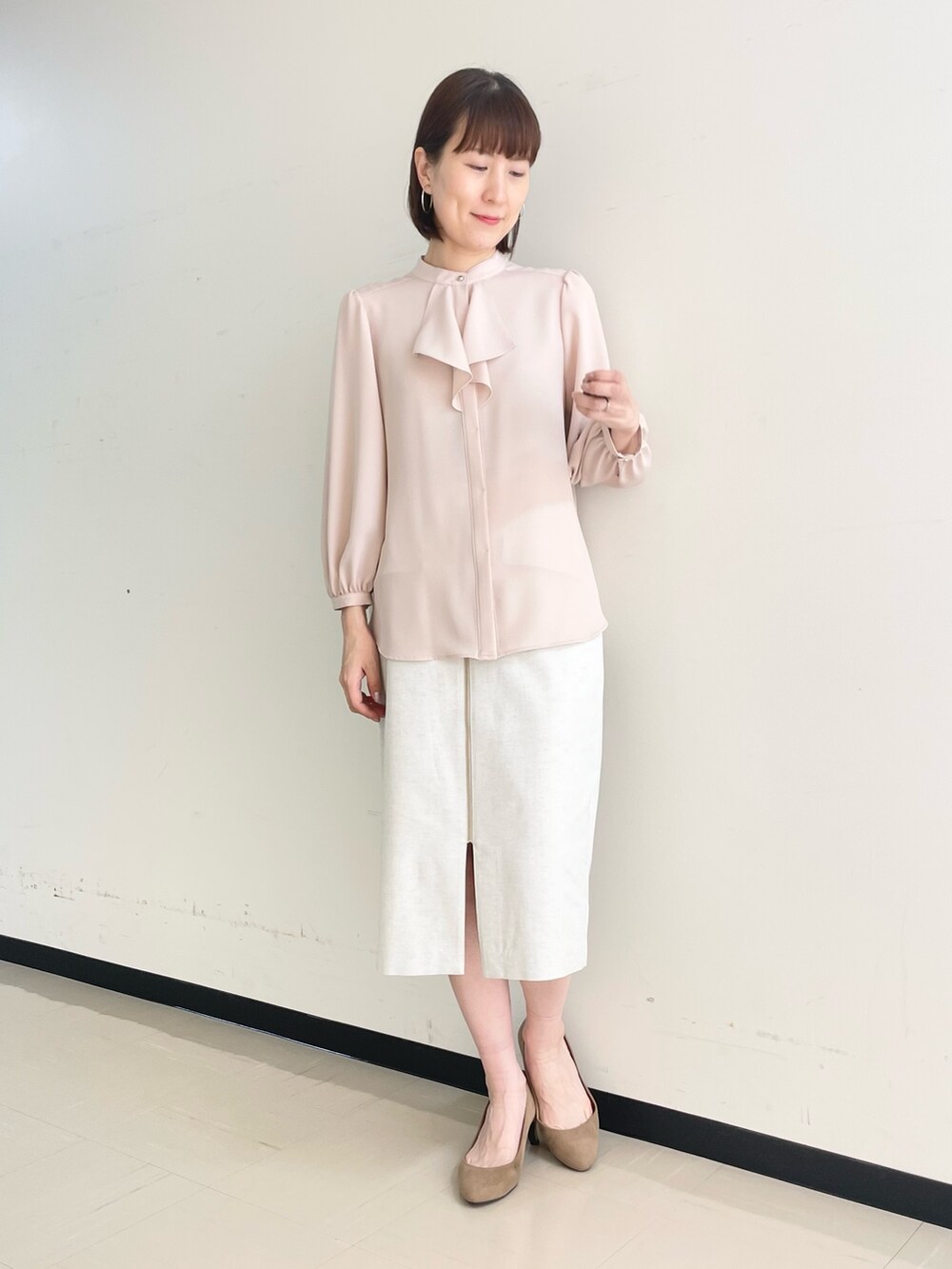 ベージュ系のスカート、ホワイト系のノーカラージャケット、ピンク系のシャツ/ブラウスを着用したレディースの春コーディネートの7枚目の写真