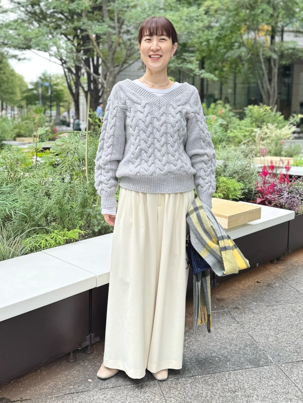 「ケーブルニット、ケーブル編み、ニット、ラメニット、グレー、ワイドパンツ、白パンツ、マフラー、マフラーぐるぐる、マフラーコーデ、チェック、おしゃ見えテクニック、モノトーン、休日スタイル、ゆるコーデ」｜「NOLLEY’Sの◇【WEB限定】ラメケーブル両Vネックプルオーバーニット（ニット/セーター、グレー系）」を使った、yamaguchiさん（レディース・163cm）の秋コーディネートの4枚目の写真