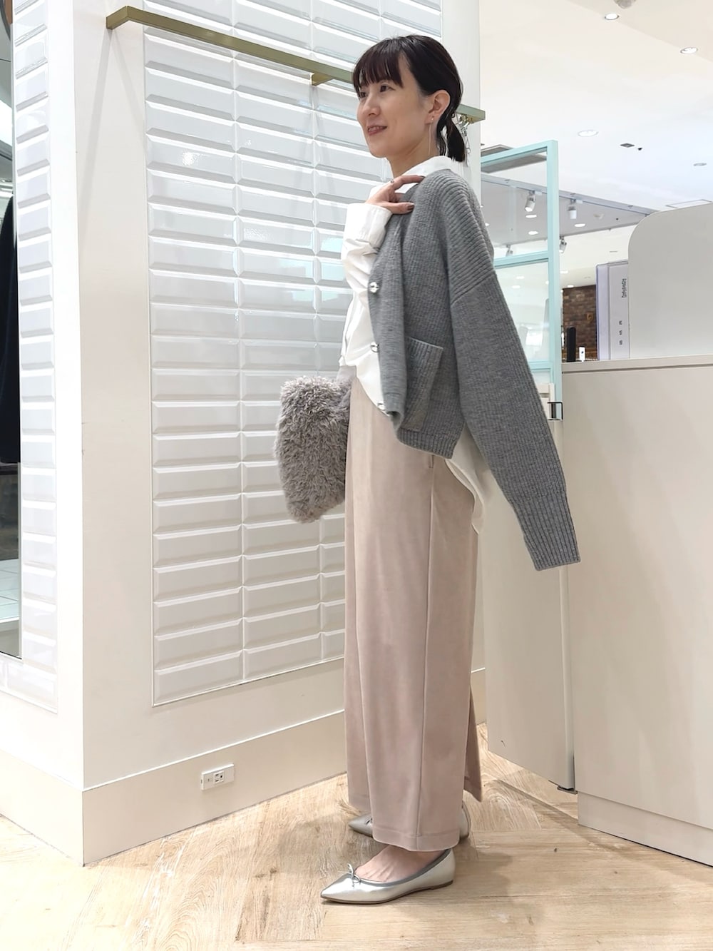 「シャツスタイル、シャツ、白シャツ、カーディガン、グレーコーデ、カーディガン肩かけ、スカート、ベロアスカート、ファー小物、ファーバッグ、秋コーデ、淡色コーデ、お出かけコーデ、大人かわいい、秋冬コーデ」|「NOLLEY’Sのウォッシャブルベロアセミタイトスカート(スカート、ベージュ系)」を使った、yamaguchiさん(レディース・163cm)の秋コーディネートの3枚目の写真
