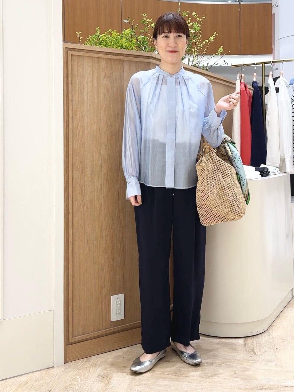 「かごバッグ、スカーフ、シアー、シアートップス、シアーシャツ、シャツ、シャツスタイル、シャツコーデ、シャツ/ブラウス、バンドカラーシャツ、爽やかコーデ、タンクトップ、初夏コーデ」｜「grace grace のニュアンスG型ピアス（ピアス（両耳用）、シルバー系）」を使った、yamaguchiさん（レディース・163cm）の春コーディネートの7枚目の写真