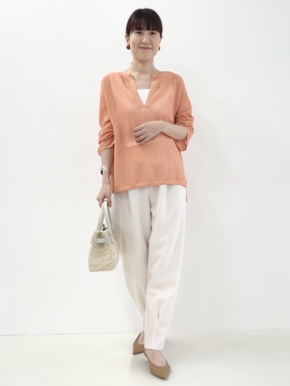 ホワイト系のその他パンツ、ホワイト系のかごバッグ、ホワイト系のタンクトップを着用したレディースの春コーディネートの2枚目の写真