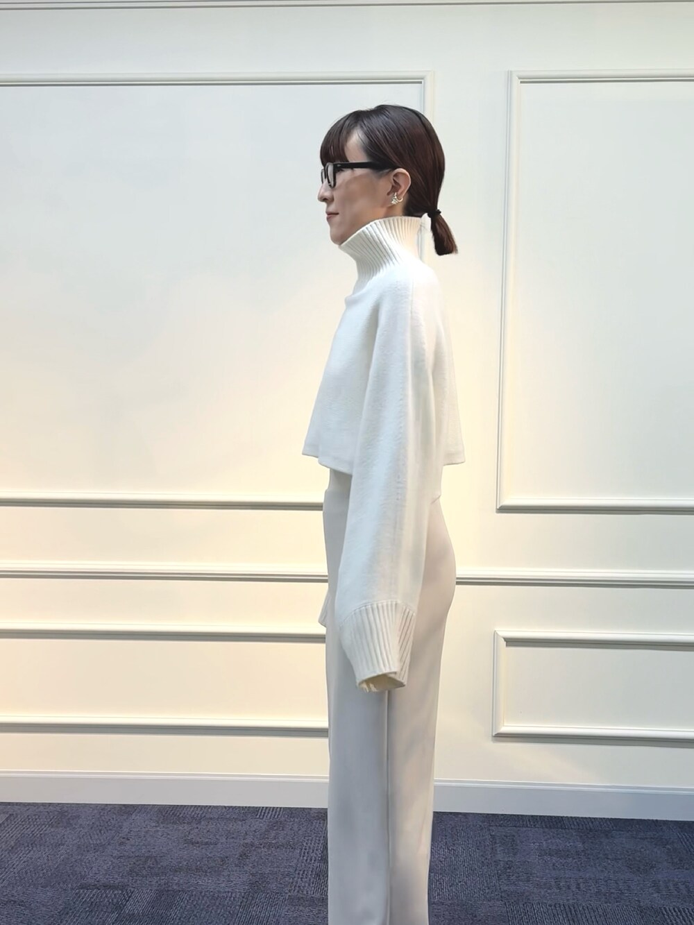 ベージュ系のスカート、ホワイト系のニット/セーターを着用したレディースの秋コーディネートの5枚目の写真