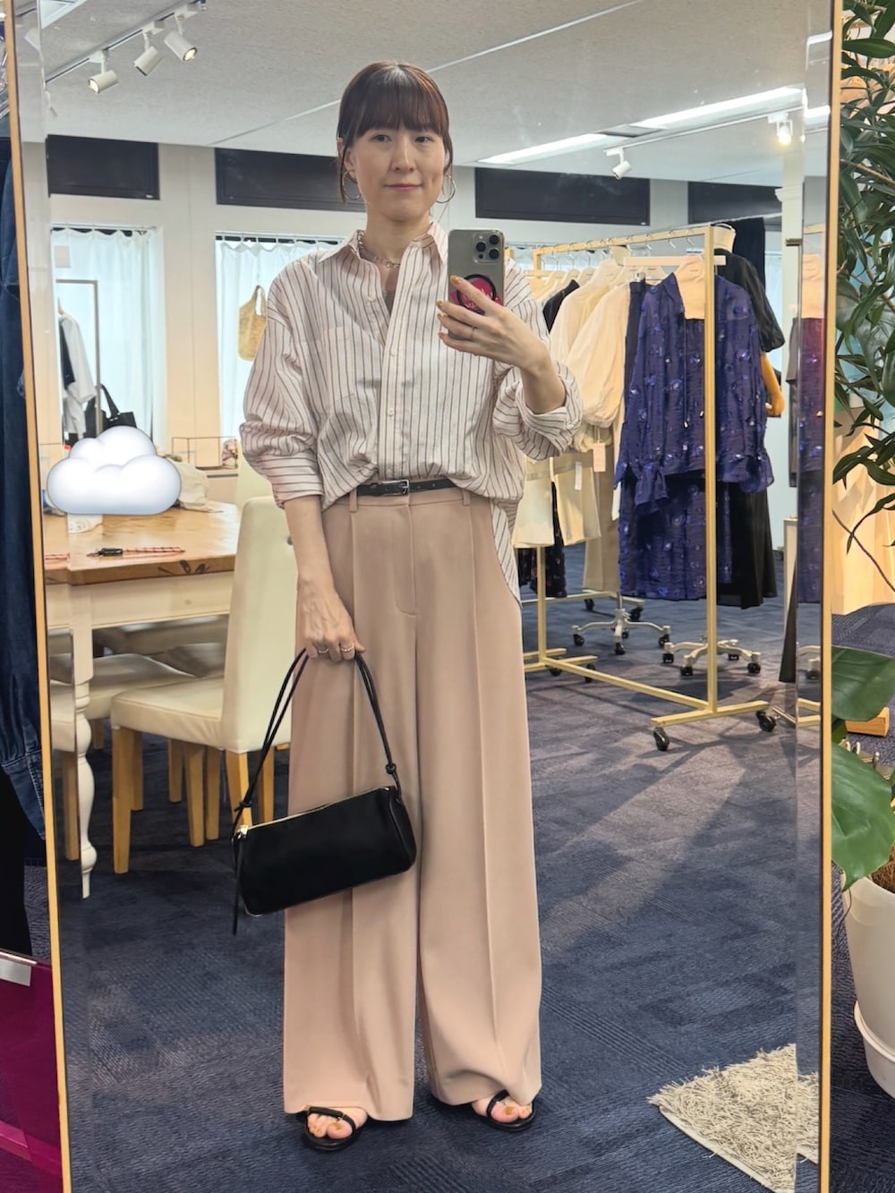 ピンク系のその他パンツ、ブラウン系のショルダーバッグ、ピンク系のシャツ/ブラウスを着用したレディースの春コーディネートの9枚目の写真