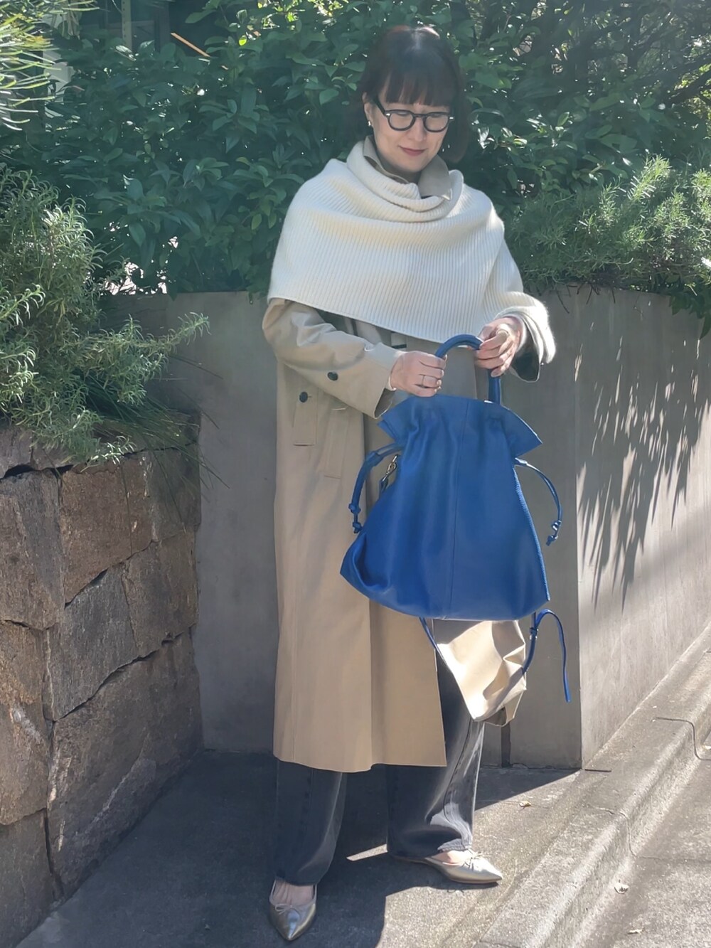 「メガネ女子、休日スタイル、秋冬コーデ、デニム、ビッグシルエット、コート、ポンチョ、バルマカーンコート、ステンカラーコート、トレンチコート、レイヤードスタイル、ベージュ、ベージュコート」|「NOLLEY’SのNMPバルマカンコート(その他アウター、ベージュ系)」を使った、yamaguchiさん(レディース・163cm)の秋コーディネートの7枚目の写真
