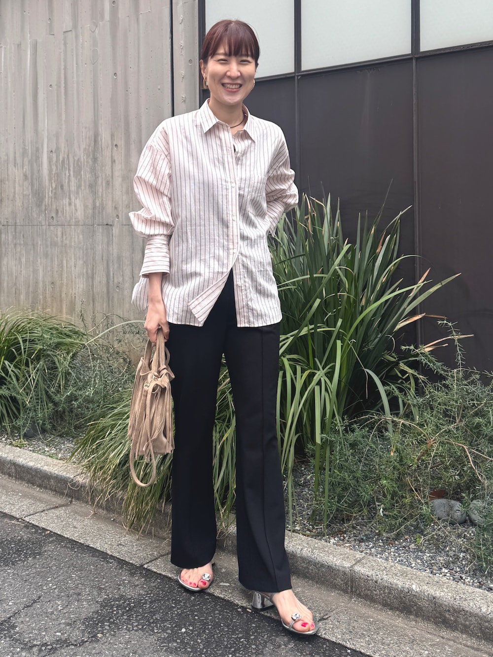 ピンク系のシャツ/ブラウス、ベージュ系のショルダーバッグ、ピンク系のバックパック/リュックを着用したレディースの春コーディネートの2枚目の写真