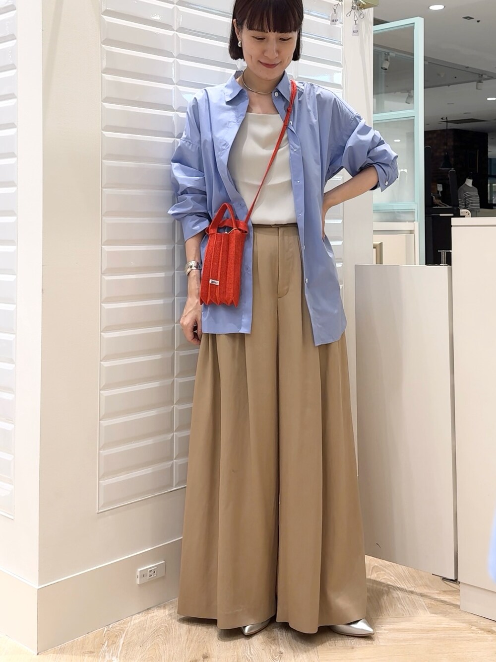 グレー系のタンクトップ、ブルー系のシャツ/ブラウス、イエロー系のその他パンツを着用したレディースの秋コーディネートの7枚目の写真