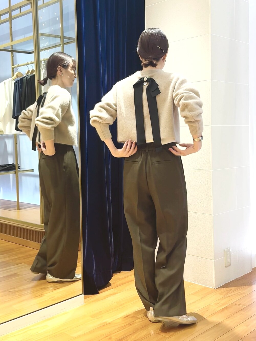 ブラウン系のその他パンツ、イエロー系のカーディガン/ボレロ、ホワイト系のシャツ/ブラウスを着用したレディースの秋コーディネートの2枚目の写真