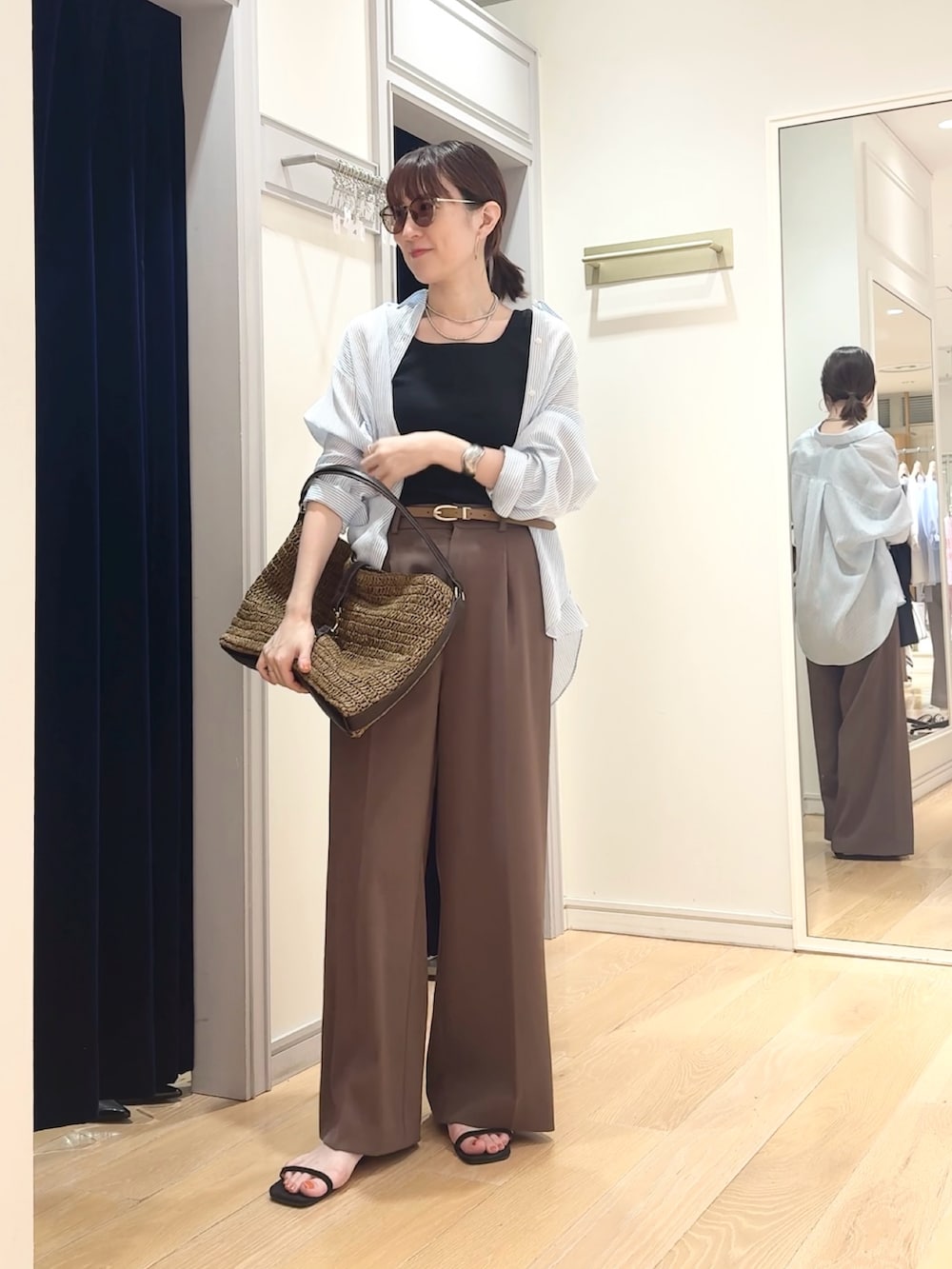 ブラウン系のその他パンツ、ブルー系のシャツ/ブラウス、ブラウン系のショルダーバッグを着用したレディースの夏コーディネートの2枚目の写真