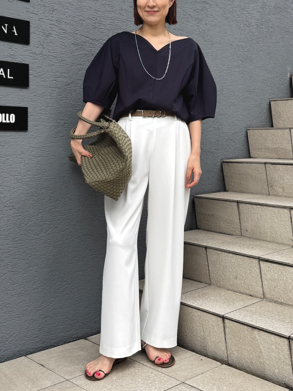 ブルー系のTシャツ/カットソー、ブラウン系のトートバッグ、ホワイト系のその他パンツを着用したレディースの春コーディネートの8枚目の写真