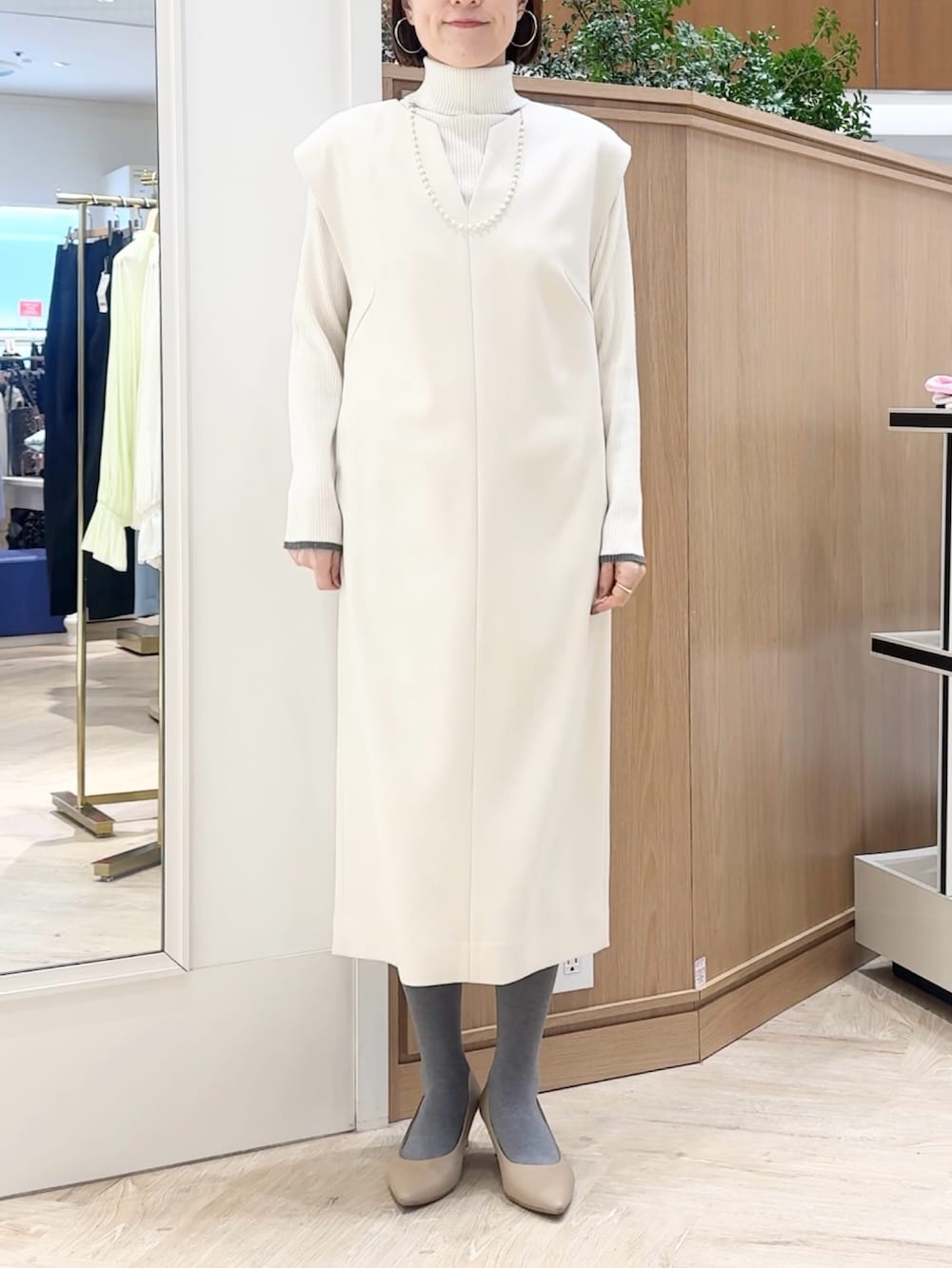 ホワイト系のその他トップス、ホワイト系のワンピース、ホワイト系のネックレスを着用したレディースの冬コーディネートの8枚目の写真