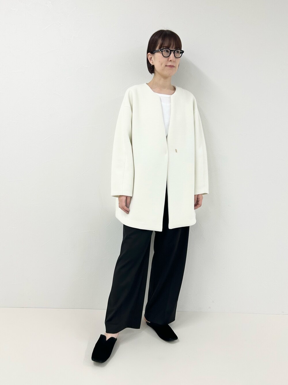ホワイト系のTシャツ/カットソー、ブラック系のその他パンツ、ホワイト系のブルゾンを着用したレディースの冬コーディネートの3枚目の写真