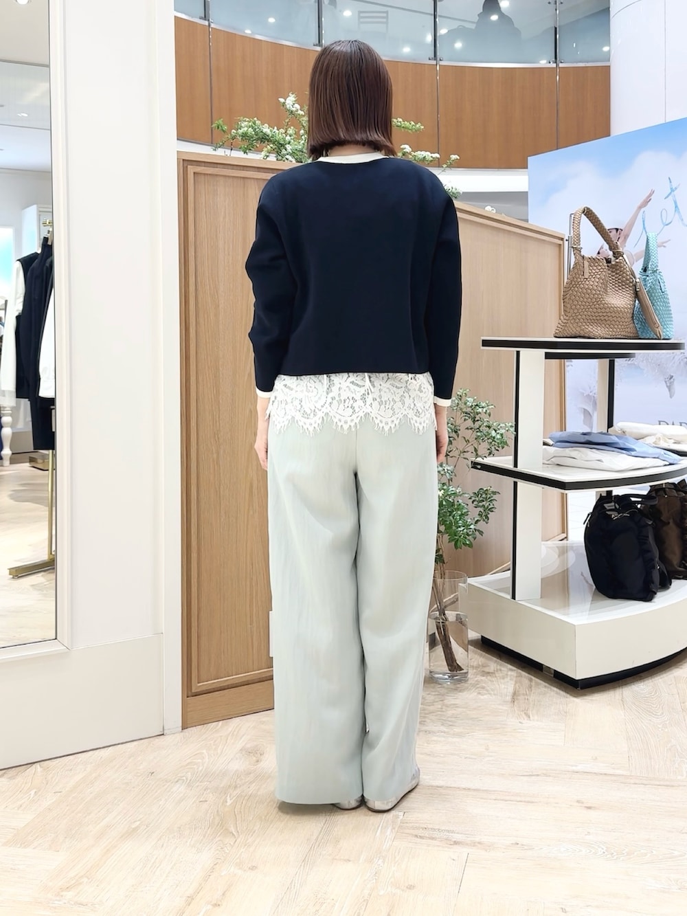 ブルー系のカーディガン/ボレロ、ホワイト系のキャミソール、グリーン系のその他パンツを着用したレディースの春コーディネートの8枚目の写真