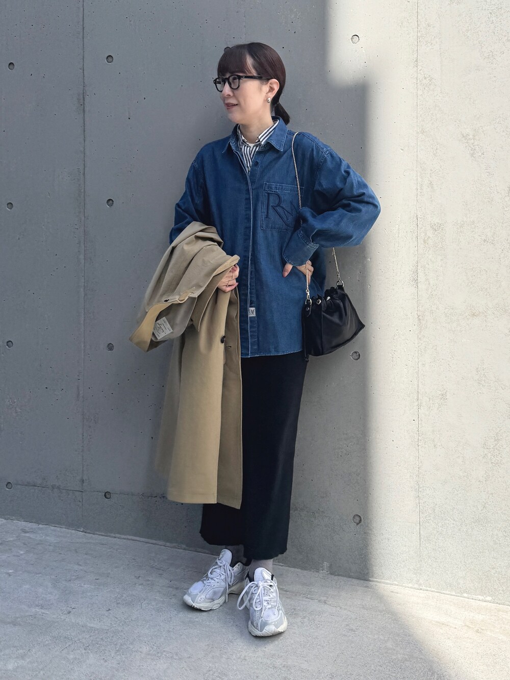 「メガネ女子、デニムコーデ、ニットスカート、スカートスタイル、スカート、スニーカーコーデ、スニーカー、シャツスタイル、レイヤード、レイヤードスタイル、ストライプシャツ、ストライプ、レオパード、ひょう柄」|「Rie Millerの【RM denim】刺繍入りビッグデニムシャツ(シャツ/ブラウス、ブルー系)」を使った、yamaguchiさん(レディース・163cm)の冬コーディネートの3枚目の写真