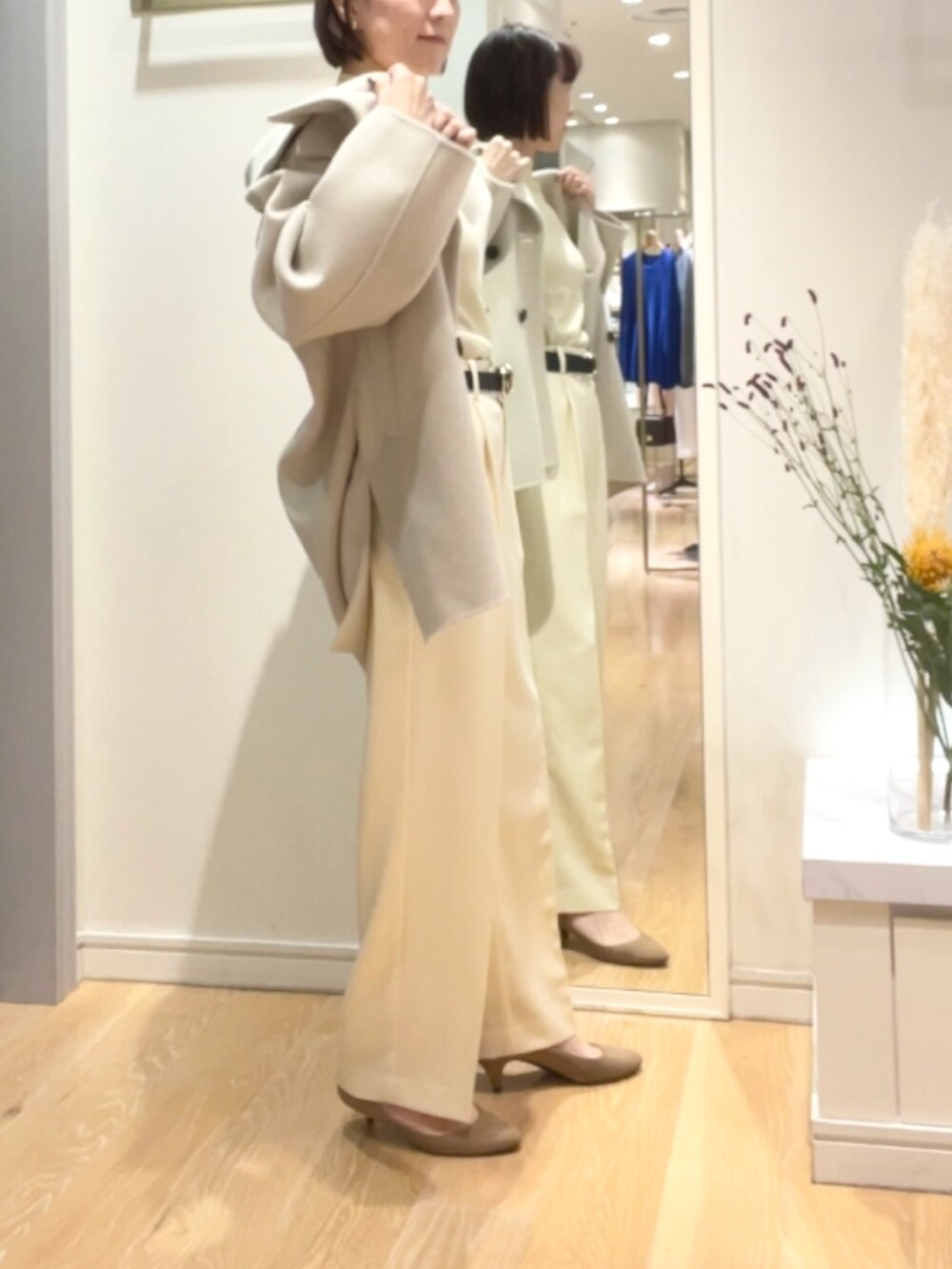 「淡色コーデ、アウター、コート、ピーコート、チェスターコート、ショートコート、パンツスタイル、DeMEllier、きれいめカジュアル、オトナカジュアル、おでかけコーデ、ショルダーバッグ、秋冬、大人女子」|「DEMELLIER LONDONの【DeMellier/デメリエー】Vancouverミニショルダーバッグ(ハンドバッグ、ブラック系)」を使った、yamaguchiさん(レディース・163cm)の秋コーディネートの5枚目の写真