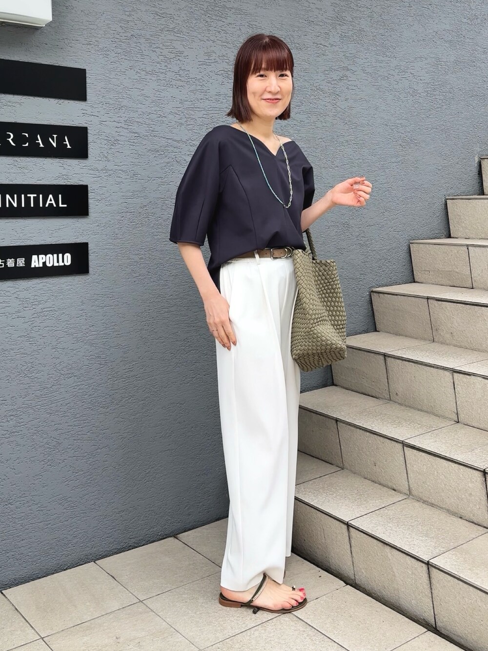 ブルー系のTシャツ/カットソー、ブラウン系のトートバッグ、ホワイト系のその他パンツを着用したレディースの春コーディネートの5枚目の写真