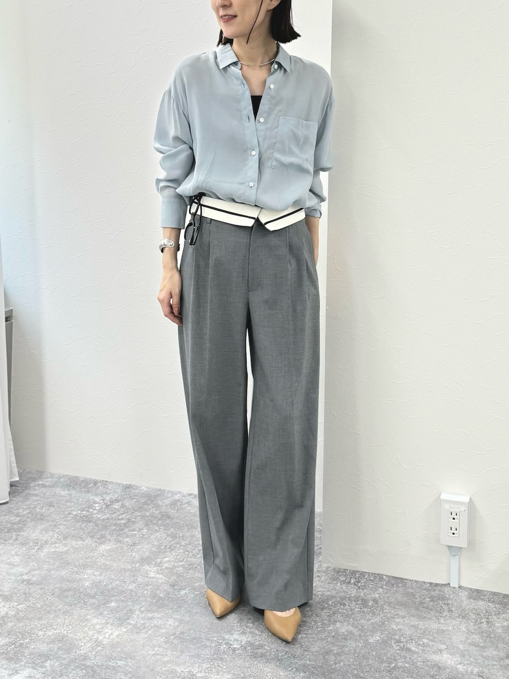 「シャツスタイル、シャツ、とろみシャツ、パンツスタイル、パンツコーデ、グレーパンツ、ウエストデザイン、折り返し、ワイドパンツ、きれいめカジュアル、初秋コーデ、骨格ナチュラル」|「NOLLEY’S Sophiのウォッシャブルウエスト折り返し2WAYワイドパンツ(その他パンツ、グレー系)」を使った、yamaguchiさん(レディース・163cm)の秋コーディネートの5枚目の写真