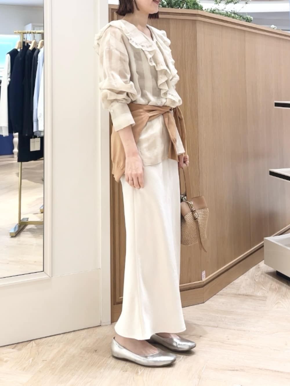 イエロー系のカーディガン/ボレロ、ホワイト系のシャツ/ブラウス、ベージュ系のショルダーバッグを着用したレディースの春コーディネートの8枚目の写真