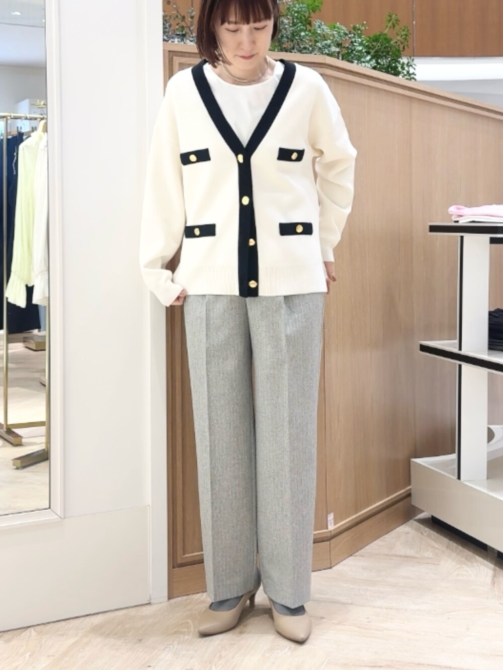 グレー系のその他パンツ、ホワイト系のシャツ/ブラウス、ホワイト系のカーディガン/ボレロを着用したレディースの冬コーディネートの5枚目の写真