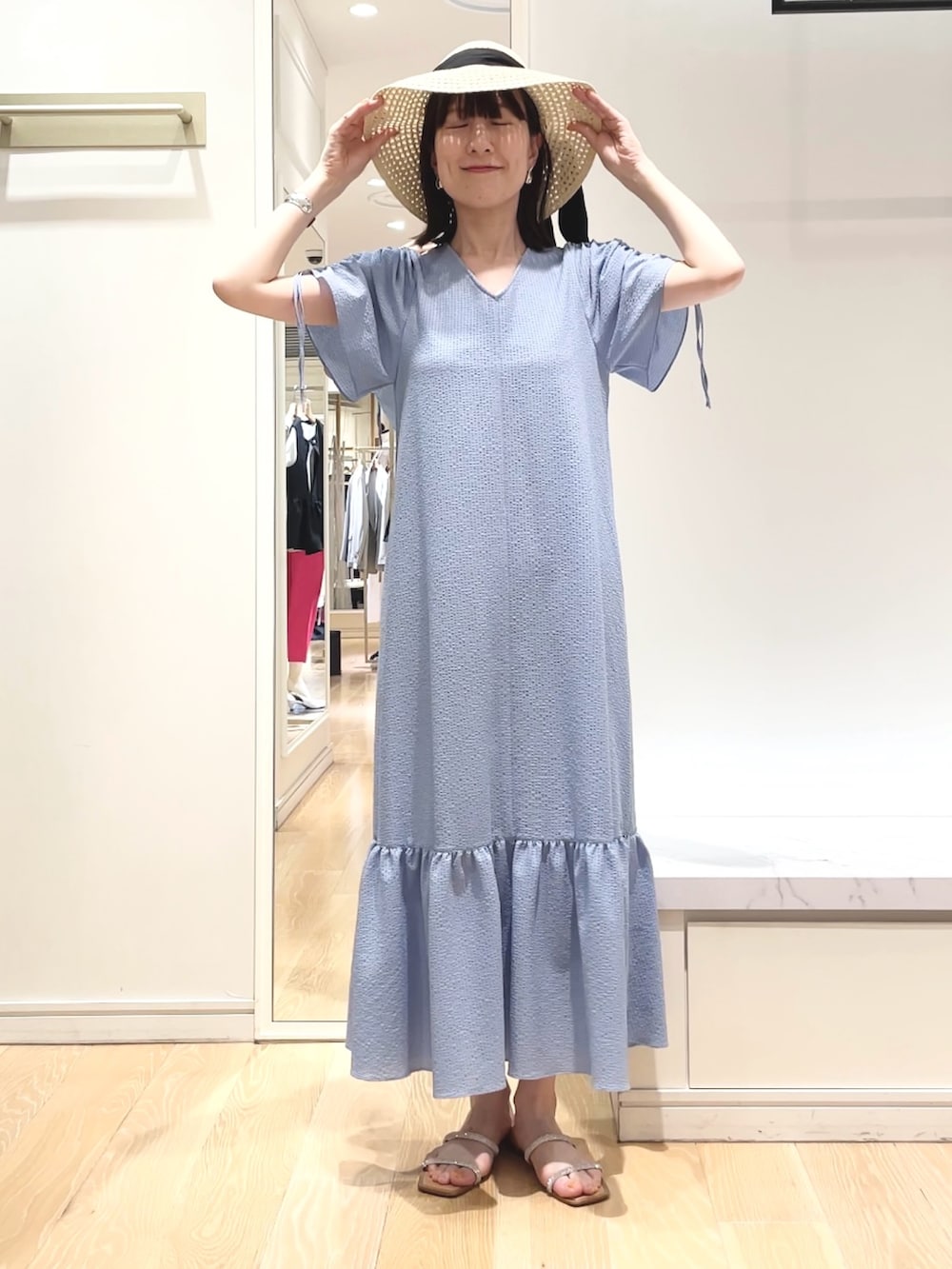 ブルー系のワンピース、グリーン系のバンダナ/スカーフ、ゴールド系のイヤリングを着用したレディースの春コーディネートの3枚目の写真