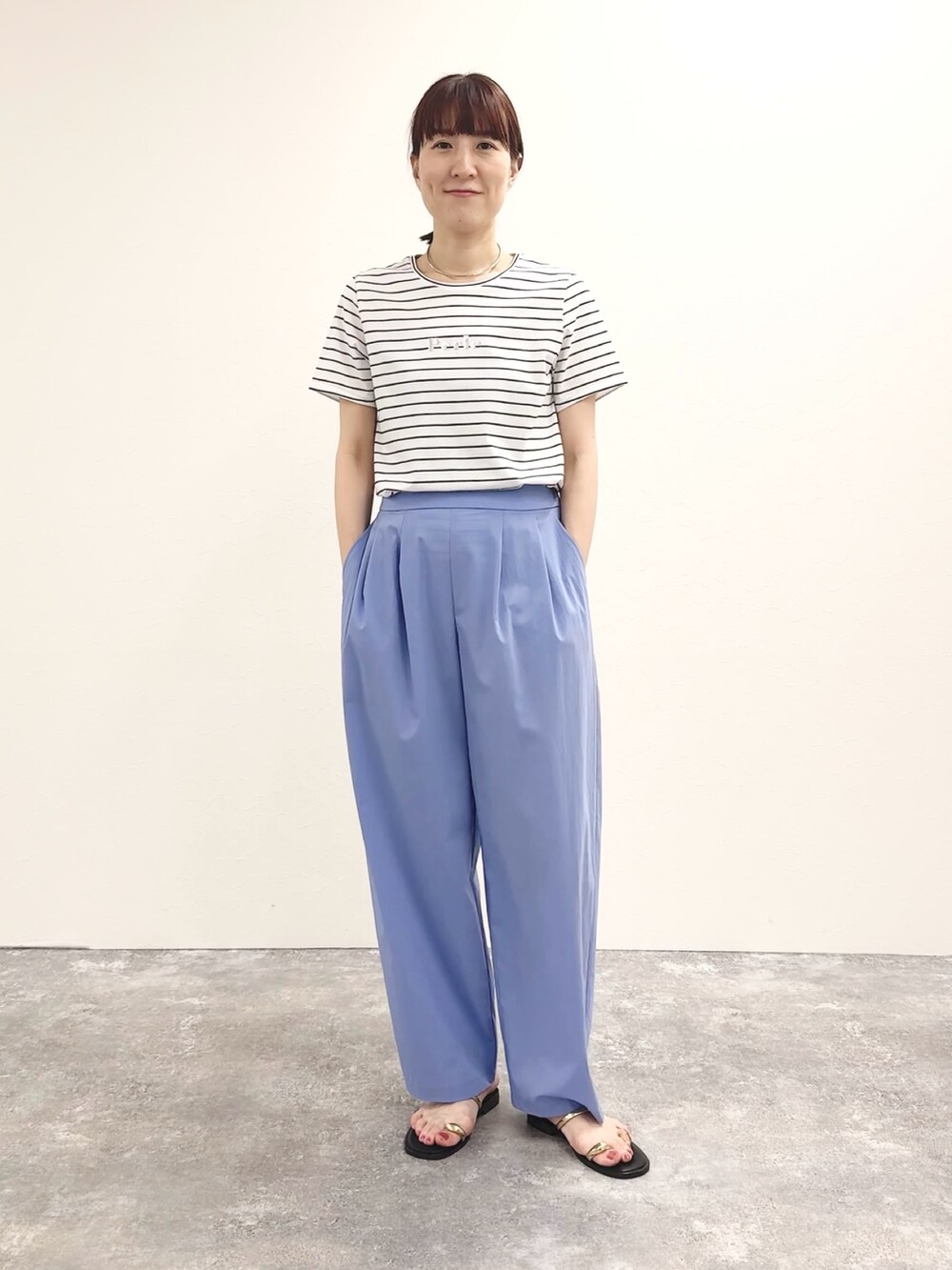 ホワイト系のTシャツ/カットソー、ブラウン系のサンダル、ブルー系のその他パンツを着用したレディースの夏コーディネートの2枚目の写真