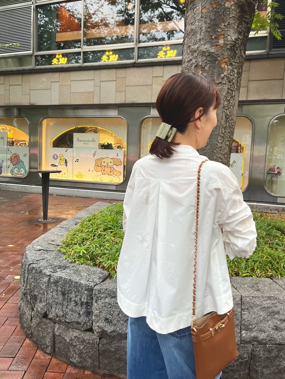 「デニム、デニムパンツ、バギーパンツ、シャツスタイル、シャツ、クロップドシャツ、ショート丈トップス、マリリンムーン、Marilyn Moon」｜「NOLLEY’S Sophiの【MARILYN MOON/マリリーンムーン】cropped open sleeve shirt（シャツ/ブラウス、ホワイト系）」を使った、yamaguchiさん（レディース・163cm）の夏コーディネートの4枚目の写真