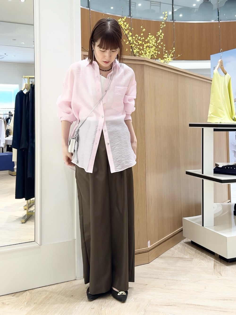 ブラウン系のその他パンツ、ピンク系のシャツ/ブラウス、ホワイト系のタンクトップを着用したレディースの春コーディネートの8枚目の写真