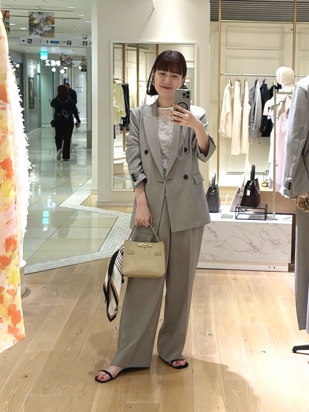 ベージュ系のトートバッグ、ベージュ系のその他パンツ、ベージュ系のテーラードジャケットを着用したレディースの春コーディネートの6枚目の写真