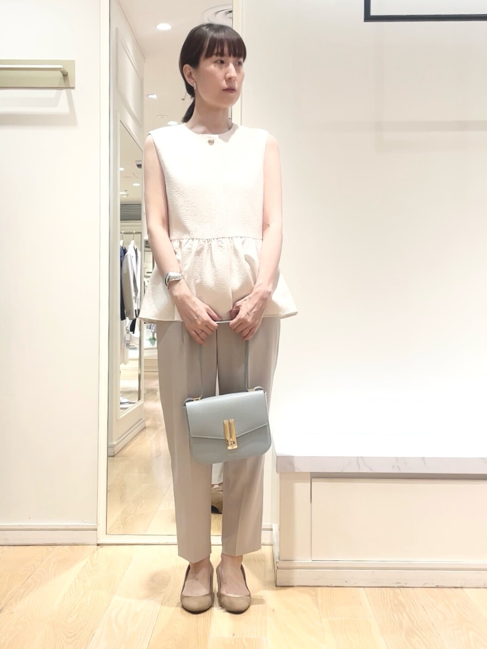 「ジレスタイル、ジレ、ぺプラムトップス、ペプラム、ワントーンコーデ、淡色コーデ、パンツスタイル、タックパンツ、お出かけコーデ、きれいめカジュアル」｜「NOLLEY’S Sophiのウォッシャブルツイルインゴムパンツ（その他パンツ、ベージュ系）」を使った、yamaguchiさん（レディース・163cm）の春コーディネートの6枚目の写真