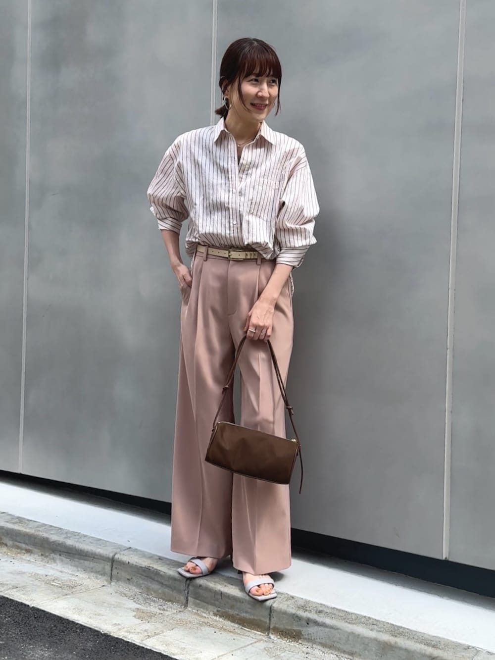 ピンク系のその他パンツ、ブラウン系のショルダーバッグ、ピンク系のシャツ/ブラウスを着用したレディースの春コーディネートの7枚目の写真