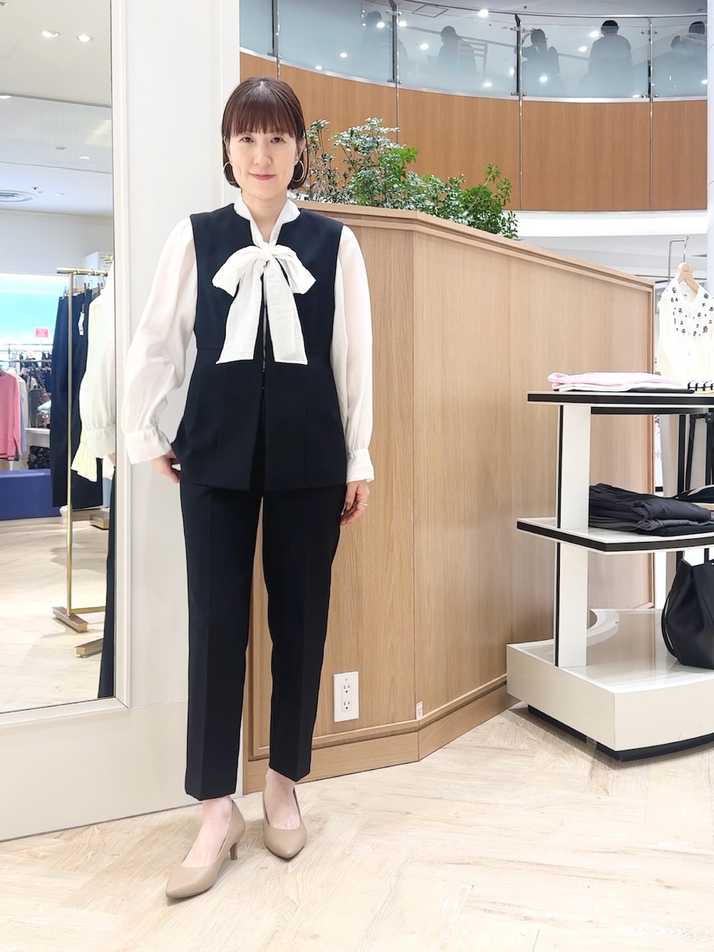 ブルー系のその他パンツ、ブルー系のベスト、ホワイト系のシャツ/ブラウスを着用したレディースの冬コーディネートの7枚目の写真