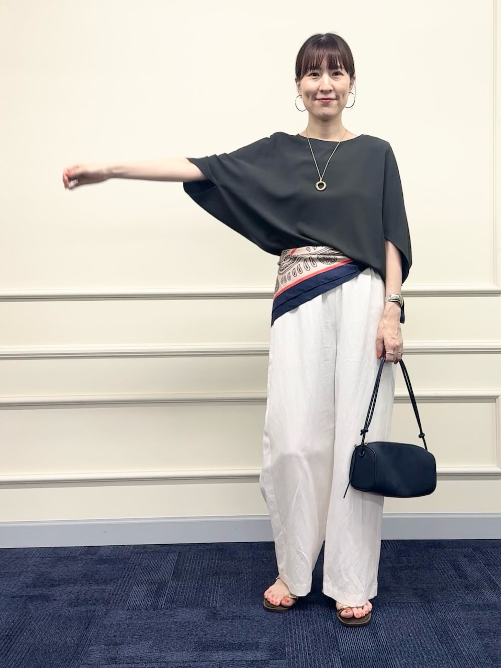 グレー系のシャツ/ブラウス、ブルー系のショルダーバッグ、ブラック系のトートバッグを着用したレディースの夏コーディネートの7枚目の写真