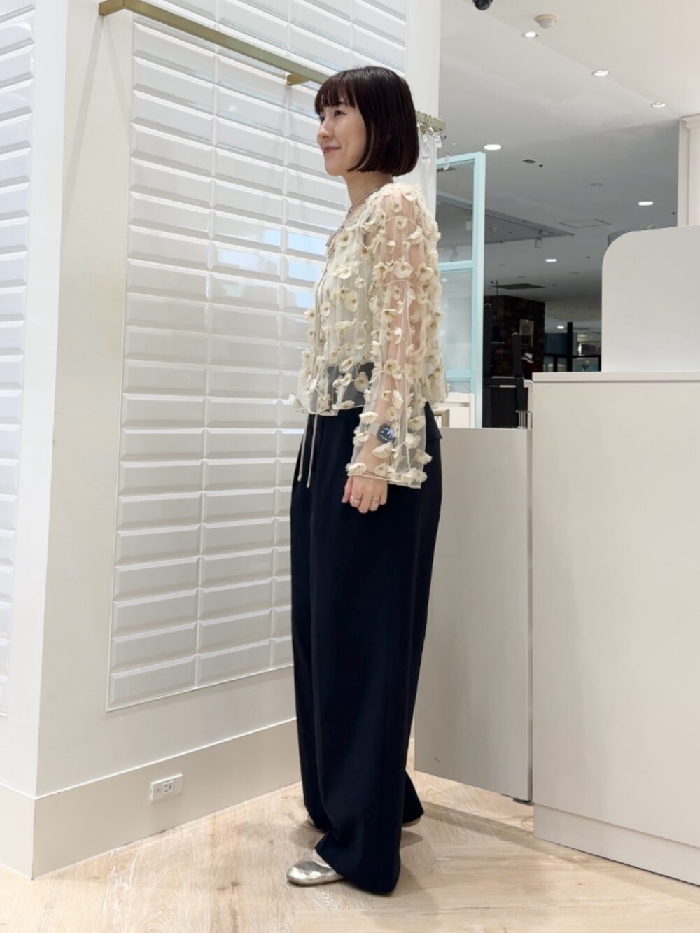 ブラウン系のショルダーバッグ、ホワイト系のシャツ/ブラウスを着用したレディースの秋コーディネートの8枚目の写真