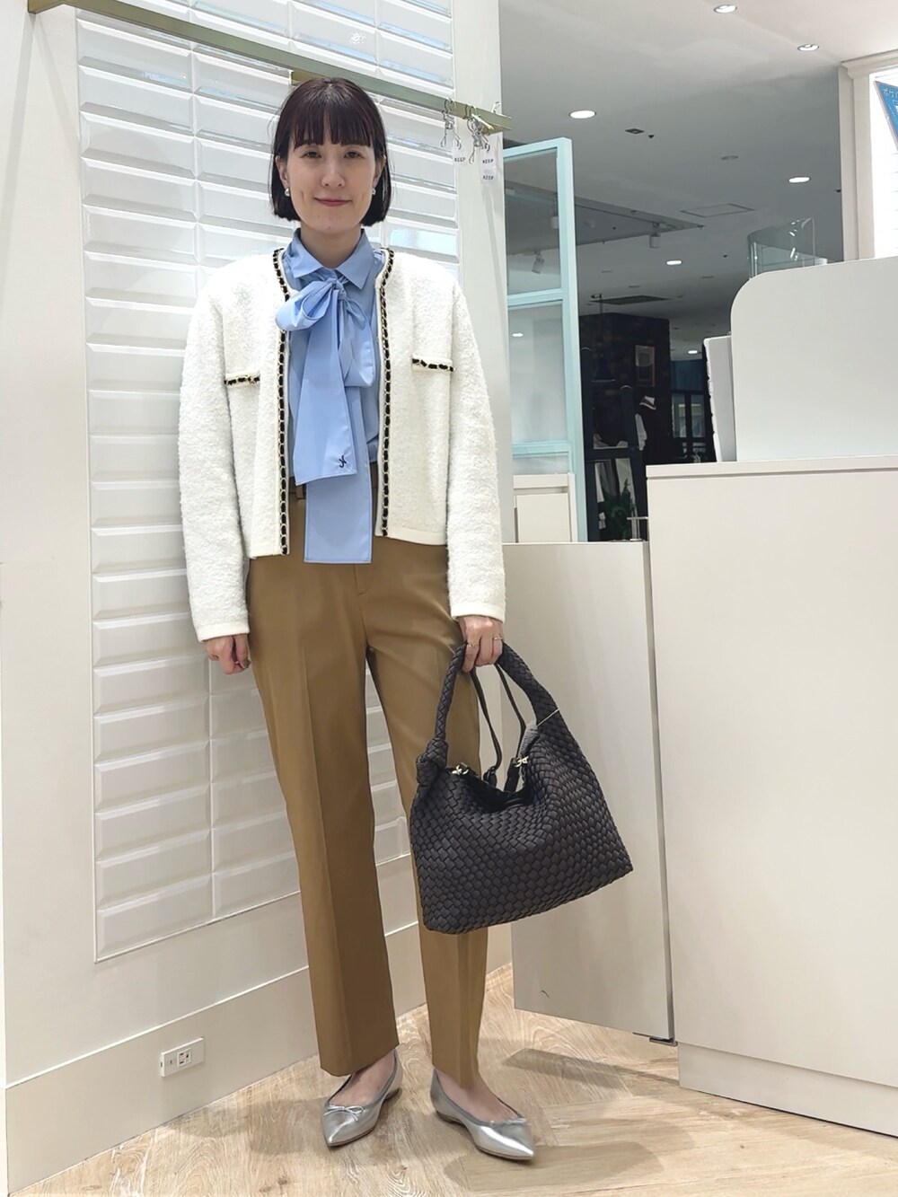 ブルー系のシャツ/ブラウス、ブラック系のボストンバッグ、イエロー系のその他パンツを着用したレディースの秋コーディネートの2枚目の写真