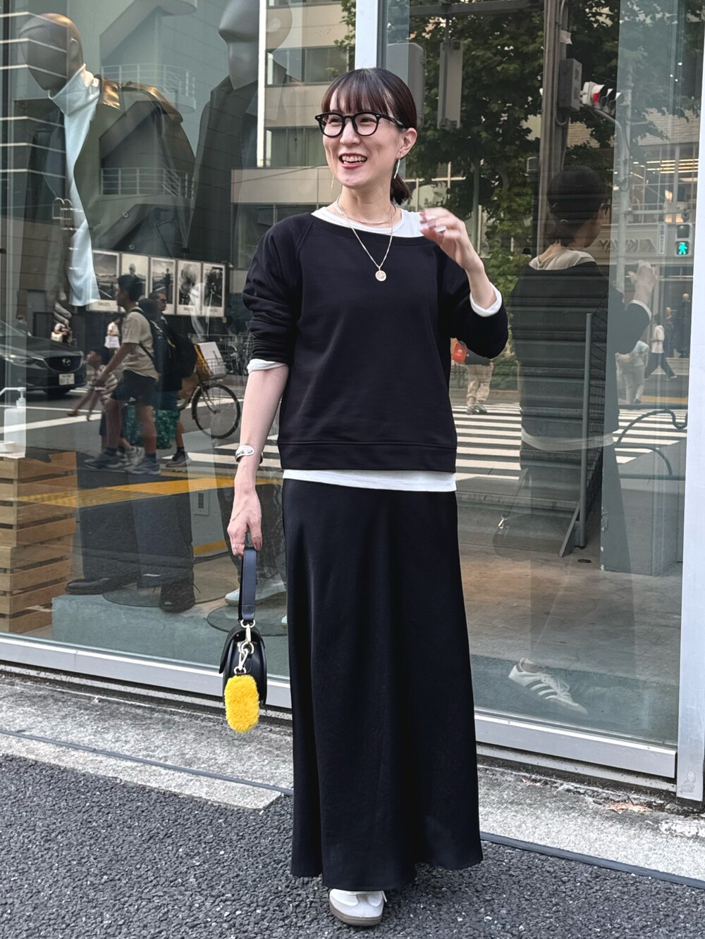 「スウェット、スカートスタイル、ロングスカート、モノトーン、ワントーンコーデ、黒コーデ、レイヤードスタイル、めがね、メガネ女子、秋っぽコーデ更新中、スニーカー、休日スタイル、秋のコーデ、コインネックレス」|「Lisa Conteのムートン刺繍チャーム made in Italy(チャーム、イエロー系)」を使った、yamaguchiさん(レディース・163cm)の秋コーディネートの9枚目の写真