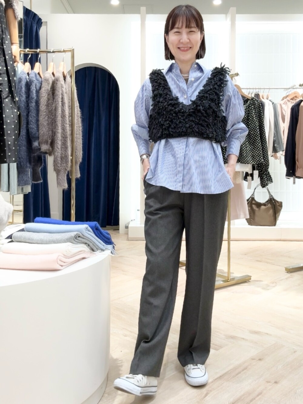 ブルー系のシャツ/ブラウス、グレー系のその他パンツ、グレー系のベストを着用したレディースの秋コーディネートの2枚目の写真